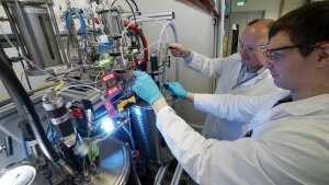 Zwei Chemiker arbeiten an einem Reaktor zur Herstellung von Polyethylenoxid 