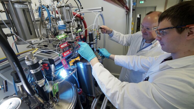 Zwei Chemiker arbeiten an einem Reaktor zur Herstellung von Polyethylenoxid 